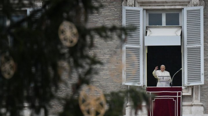 Papa Francisc: Nu există pandemie şi nici criză care să poată stinge lumina Crăciunului