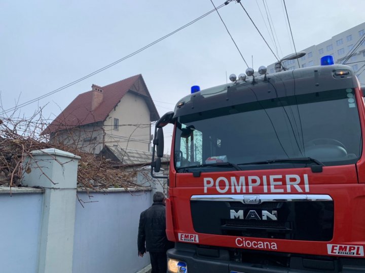 Incendiu în apropierea cercului Visterniceni din Capitală. O casă, cuprinsă de flăcări (FOTO/VIDEO)