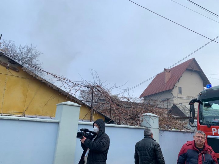 Incendiu în apropierea cercului Visterniceni din Capitală. O casă, cuprinsă de flăcări (FOTO/VIDEO)