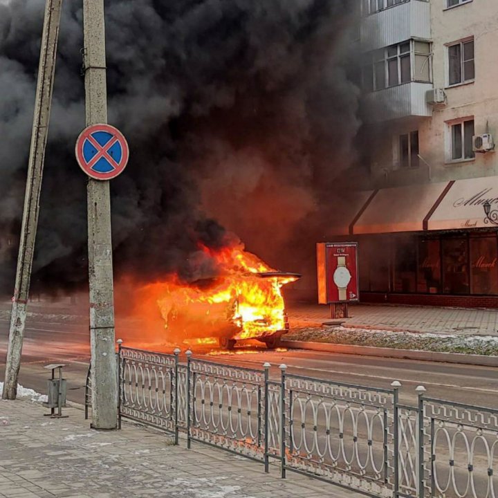 O stradă din Tiraspol, transformată într-un râu de foc, după ce o mașină s-a aprins în mers (FOTO/VIDEO)