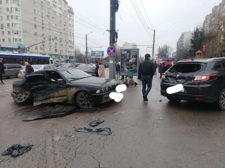 Accident violent în sectorul Buiucani al Capitalei. Trei automobile, făcute zob (FOTO/VIDEO)