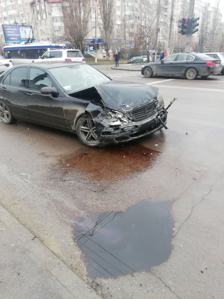 Accident violent în sectorul Buiucani al Capitalei. Trei automobile, făcute zob (FOTO/VIDEO)