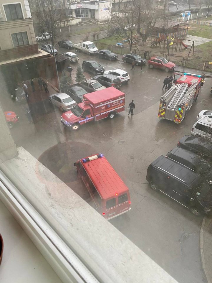 MINUNE DE CRĂCIUN! O fetiţă, care atârna de balconul situat la etajul 12 al unui bloc din Capitală, salvată de pompieri (FOTO)