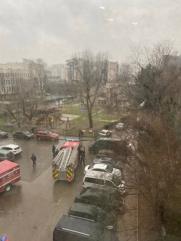 MINUNE DE CRĂCIUN! O fetiţă, care atârna de balconul situat la etajul 12 al unui bloc din Capitală, salvată de pompieri (FOTO)