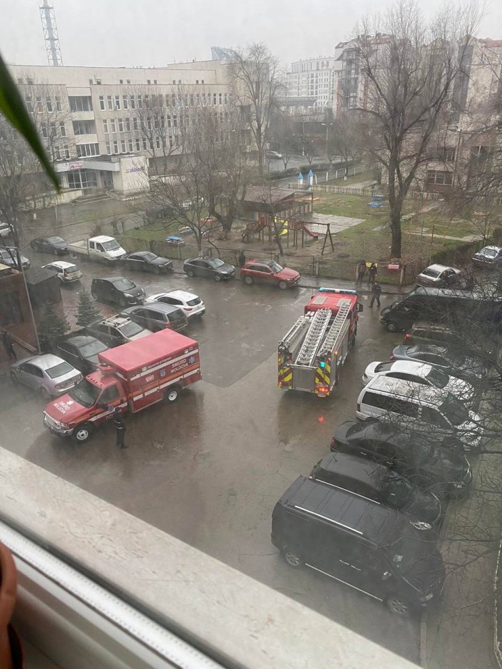 MINUNE DE CRĂCIUN! O fetiţă, care atârna de balconul situat la etajul 12 al unui bloc din Capitală, salvată de pompieri (FOTO)