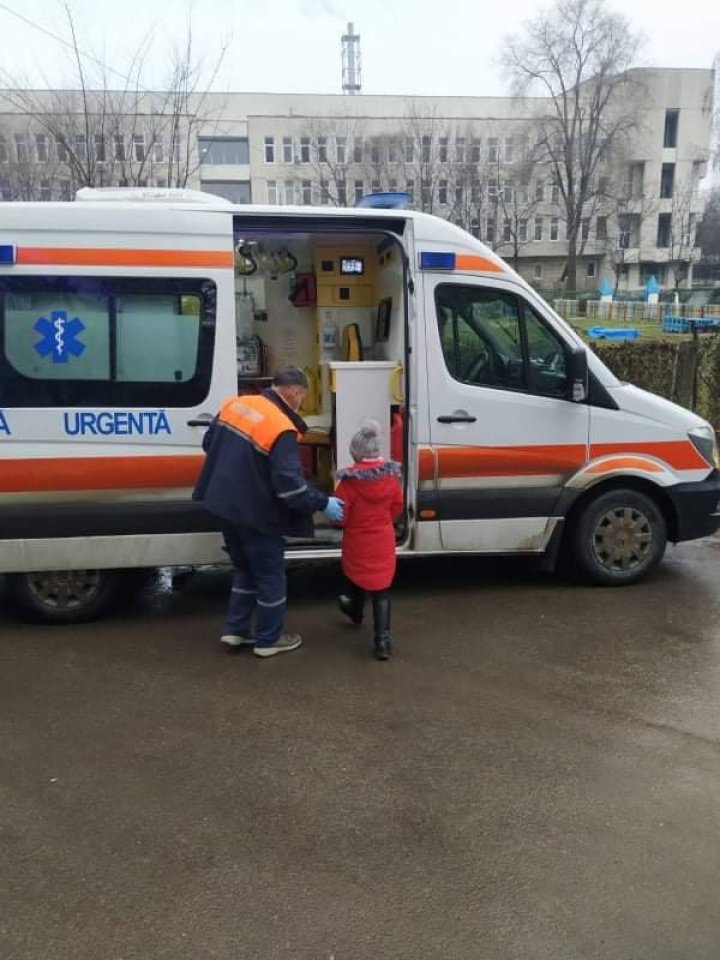 MINUNE DE CRĂCIUN! O fetiţă, care atârna de balconul situat la etajul 12 al unui bloc din Capitală, salvată de pompieri (FOTO)