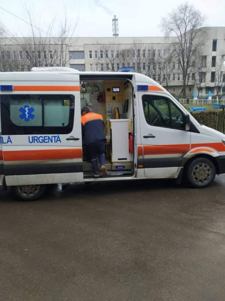 MINUNE DE CRĂCIUN! O fetiţă, care atârna de balconul situat la etajul 12 al unui bloc din Capitală, salvată de pompieri (FOTO)