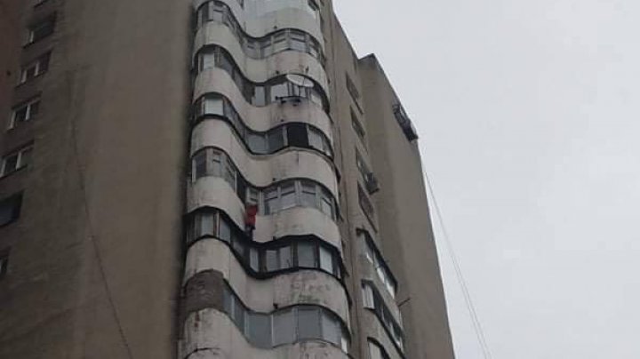 MINUNE DE CRĂCIUN! O fetiţă, care atârna de balconul situat la etajul 12 al unui bloc din Capitală, salvată de pompieri (FOTO)