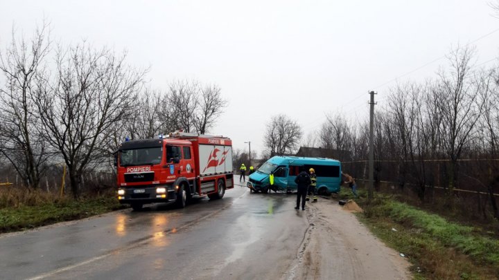 Accident violent la Troiţa Nouă. Un automobil s-a ciocnit grav cu un microbuz de pe ruta Palanca-Chişinău (FOTO/VIDEO)