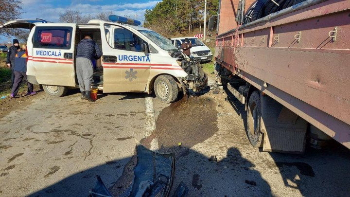 Accident GRAV la Călăraşi. O ambulanţă s-a izbit într-un camion. Mai multe persoane, rănite (FOTO)