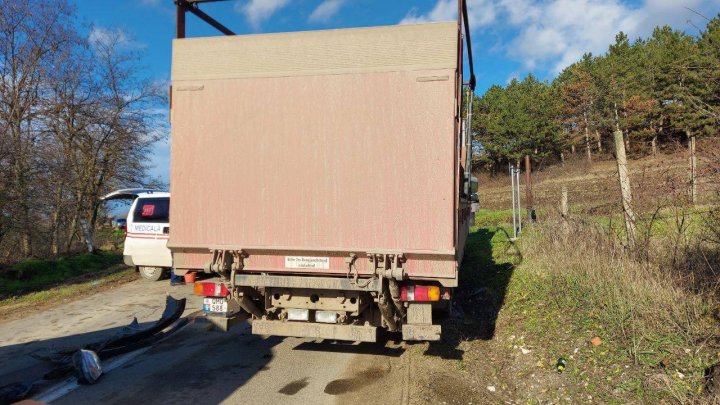 Accident GRAV la Călăraşi. O ambulanţă s-a izbit într-un camion. Mai multe persoane, rănite (FOTO)