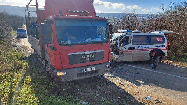 Accident GRAV la Călăraşi. O ambulanţă s-a izbit într-un camion. Mai multe persoane, rănite (FOTO)