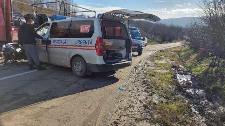 Accident GRAV la Călăraşi. O ambulanţă s-a izbit într-un camion. Mai multe persoane, rănite (FOTO)