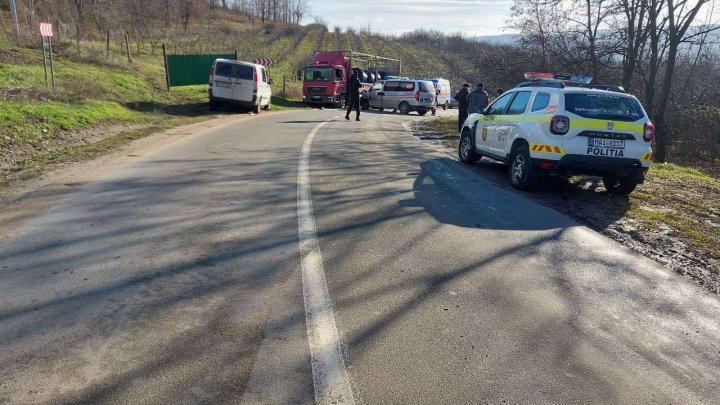 Accident GRAV la Călăraşi. O ambulanţă s-a izbit într-un camion. Mai multe persoane, rănite (FOTO)