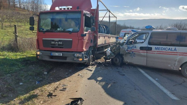 Accident GRAV la Călăraşi. O ambulanţă s-a izbit într-un camion. Mai multe persoane, rănite (FOTO)