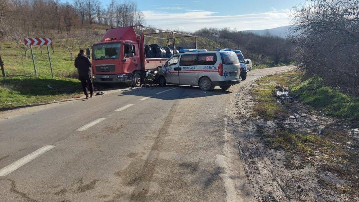 Accident GRAV la Călăraşi. O ambulanţă s-a izbit într-un camion. Mai multe persoane, rănite (FOTO)