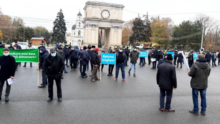 Peste 100 de agricultori din diferite colţuri ale ţării protestează în fața Guvernului (VIDEO)