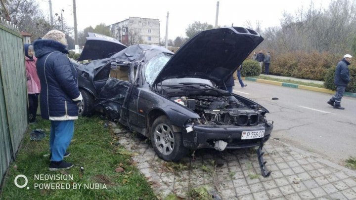 Un BMW a doborât un pilon electric la Dubăsari. Șoferul nu avea permis de conducere