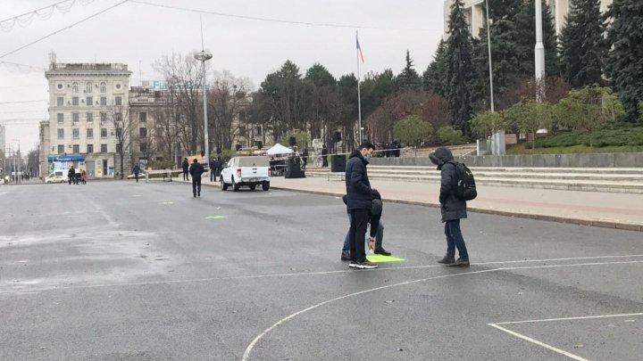 Pregătirile de protestul din PMAN, în toi. Organizatorii au desenat cerculețe, pentru a menține distanța socială de un metru (FOTO)