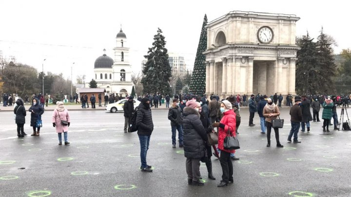 Pregătirile de protestul din PMAN, în toi. Organizatorii au desenat cerculețe, pentru a menține distanța socială de un metru (FOTO)