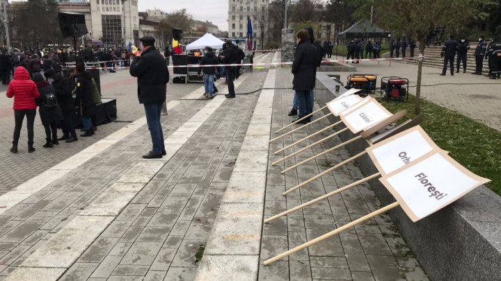 Pregătirile de protestul din PMAN, în toi. Organizatorii au desenat cerculețe, pentru a menține distanța socială de un metru (FOTO)