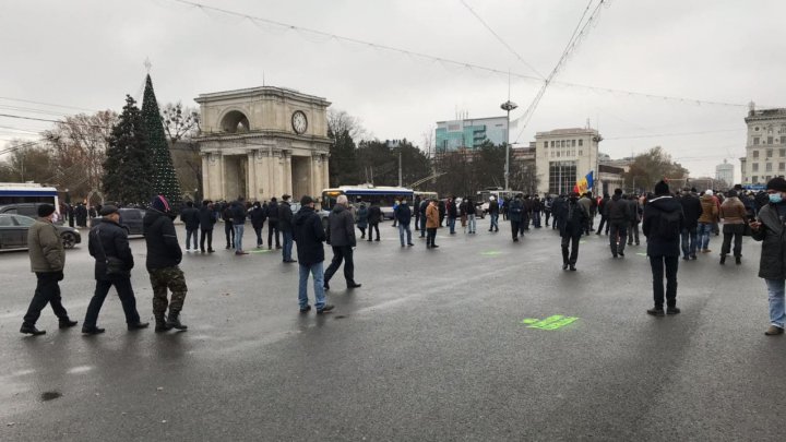 Pregătirile de protestul din PMAN, în toi. Organizatorii au desenat cerculețe, pentru a menține distanța socială de un metru (FOTO)