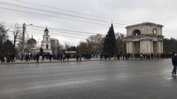 Pregătirile de protestul din PMAN, în toi. Organizatorii au desenat cerculețe, pentru a menține distanța socială de un metru (FOTO)