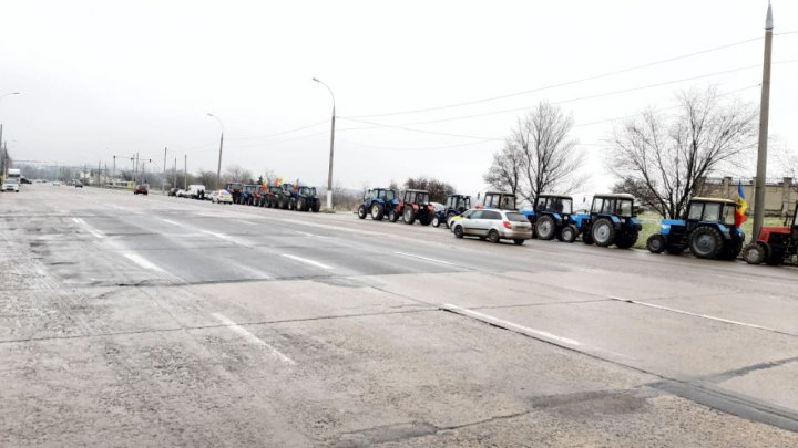 Fermierii au ajuns la intrarea în Chișinău și s-au alăturat protestatarilor din PMAN (VIDEO)