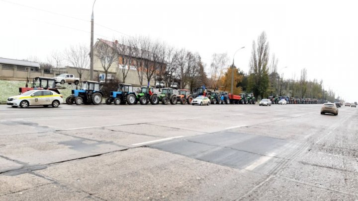 Fermierii au ajuns la intrarea în Chișinău și s-au alăturat protestatarilor din PMAN (VIDEO)