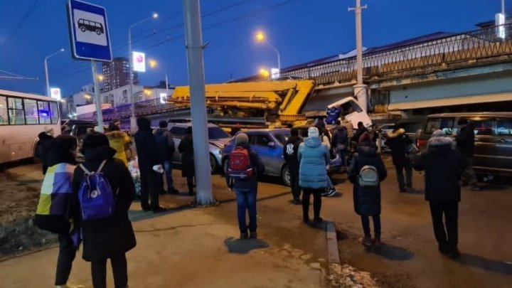 (VIDEO) Accident TERIBIL la Vladivostok. O betonieră a avariat 16 vehicule, inclusiv un autobuz