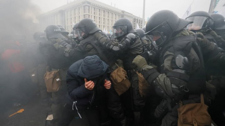 Ciocniri violente la Kiev în timpul unui protest. Polițiștii au folosit gaze lacrimogene (VIDEO)