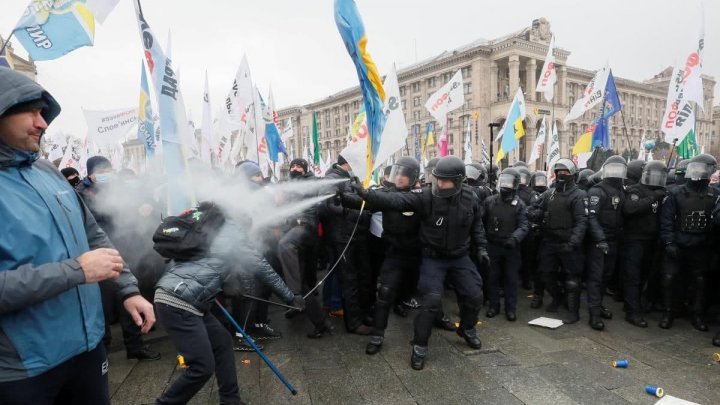 Ciocniri violente la Kiev în timpul unui protest. Polițiștii au folosit gaze lacrimogene (VIDEO)