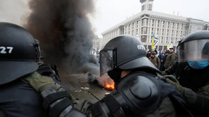 Ciocniri violente la Kiev în timpul unui protest. Polițiștii au folosit gaze lacrimogene (VIDEO)