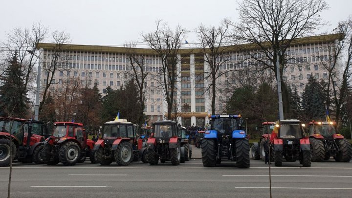 Agricultorii au urcat cu tractoarele pe scări și s-au luat la bătaie cu polițiștii