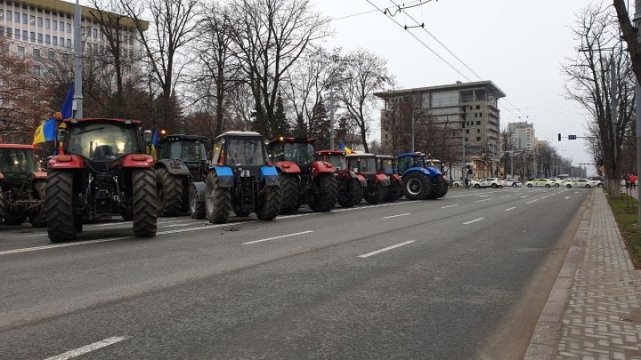 Agricultorii au urcat cu tractoarele pe scări și s-au luat la bătaie cu polițiștii