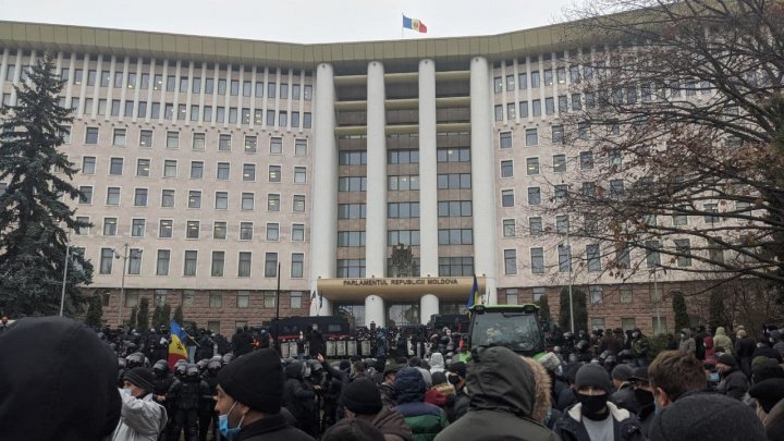 Agricultorii au urcat cu tractoarele pe scări și s-au luat la bătaie cu polițiștii