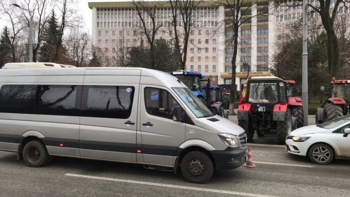 Nicio zi fără proteste. Centrul Chișinăului, blocat din nou de tractoare și microbuze (FOTO/VIDEO)