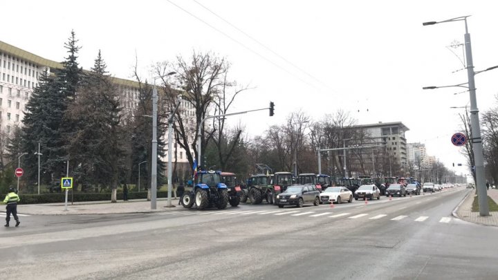 Nicio zi fără proteste. Centrul Chișinăului, blocat din nou de tractoare și microbuze (FOTO/VIDEO)