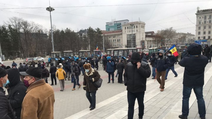 Agricultorii, din nou la protest. La manifestaţie s-au alăturat transportatorii şi reprezentanţii HoReCa (LIVE)