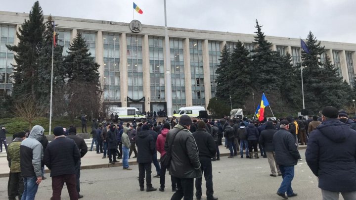 Agricultorii, din nou la protest. La manifestaţie s-au alăturat transportatorii şi reprezentanţii HoReCa (LIVE)