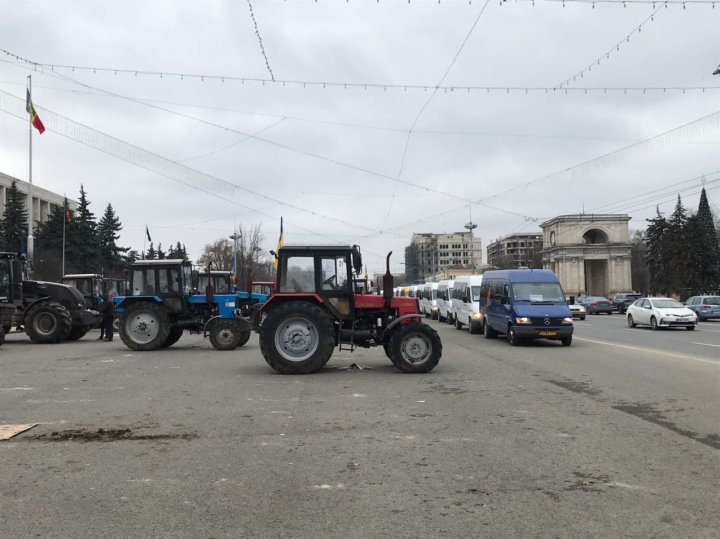 Agricultorii, din nou la protest. La manifestaţie s-au alăturat transportatorii şi reprezentanţii HoReCa (LIVE)