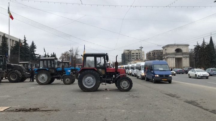 Fermierii continuă protestele. Aceştia au blocat parţial şoseaua Chișinău-Leușeni