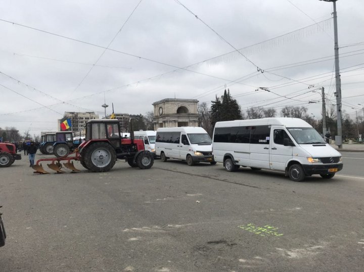 Agricultorii, din nou la protest. La manifestaţie s-au alăturat transportatorii şi reprezentanţii HoReCa (LIVE)