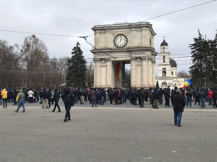 Agricultorii, din nou la protest. La manifestaţie s-au alăturat transportatorii şi reprezentanţii HoReCa (LIVE)