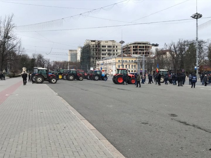 Agricultorii, din nou la protest. La manifestaţie s-au alăturat transportatorii şi reprezentanţii HoReCa (LIVE)