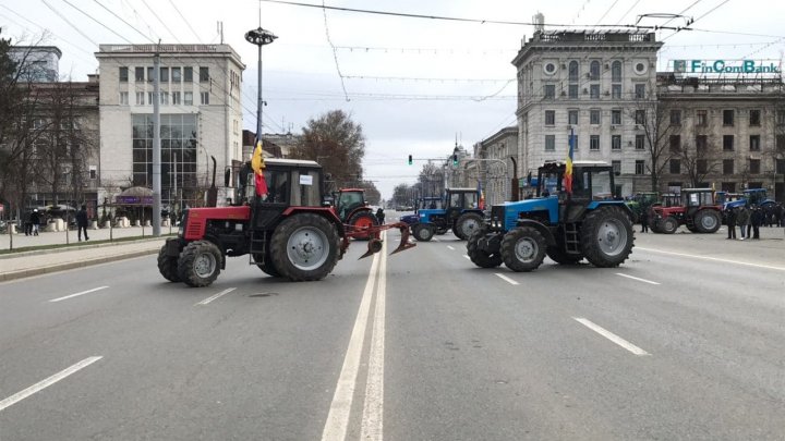 Agricultorii, din nou la protest. La manifestaţie s-au alăturat transportatorii şi reprezentanţii HoReCa (LIVE)