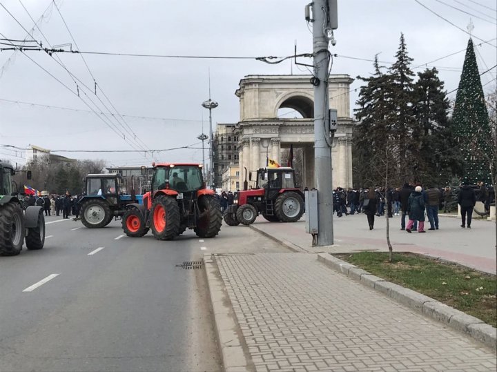 Agricultorii, din nou la protest. La manifestaţie s-au alăturat transportatorii şi reprezentanţii HoReCa (LIVE)