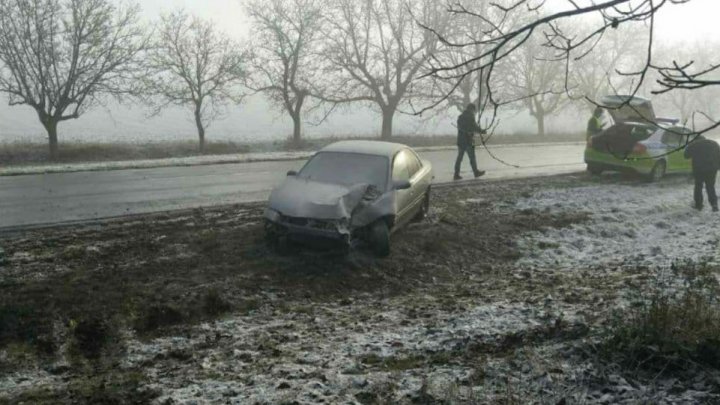 O maşină s-a izbit violent într-un copac de pe marginea drumului, lângă Rîbniţa