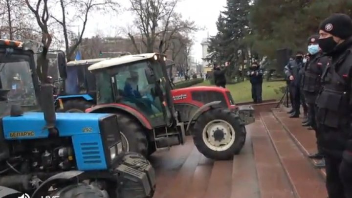 Agricultorii au urcat cu tractoarele pe scări și s-au luat la bătaie cu polițiștii