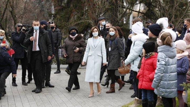 Maia Sandu, colindată în Grădina Publică "Ștefan cel Mare și Sfânt" şi în curtea Președinției (VIDEO)